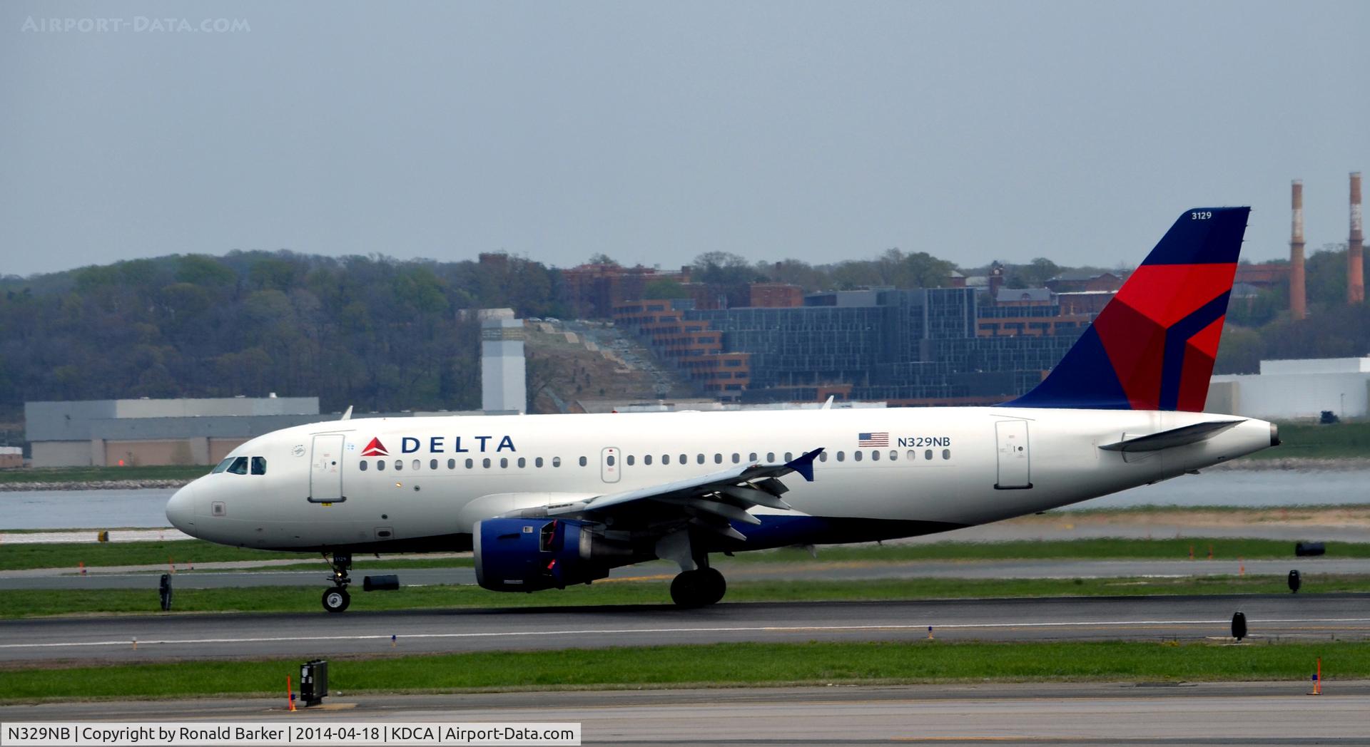 N329NB, 2001 Airbus A319-114 C/N 1543, Landing roll Reagan