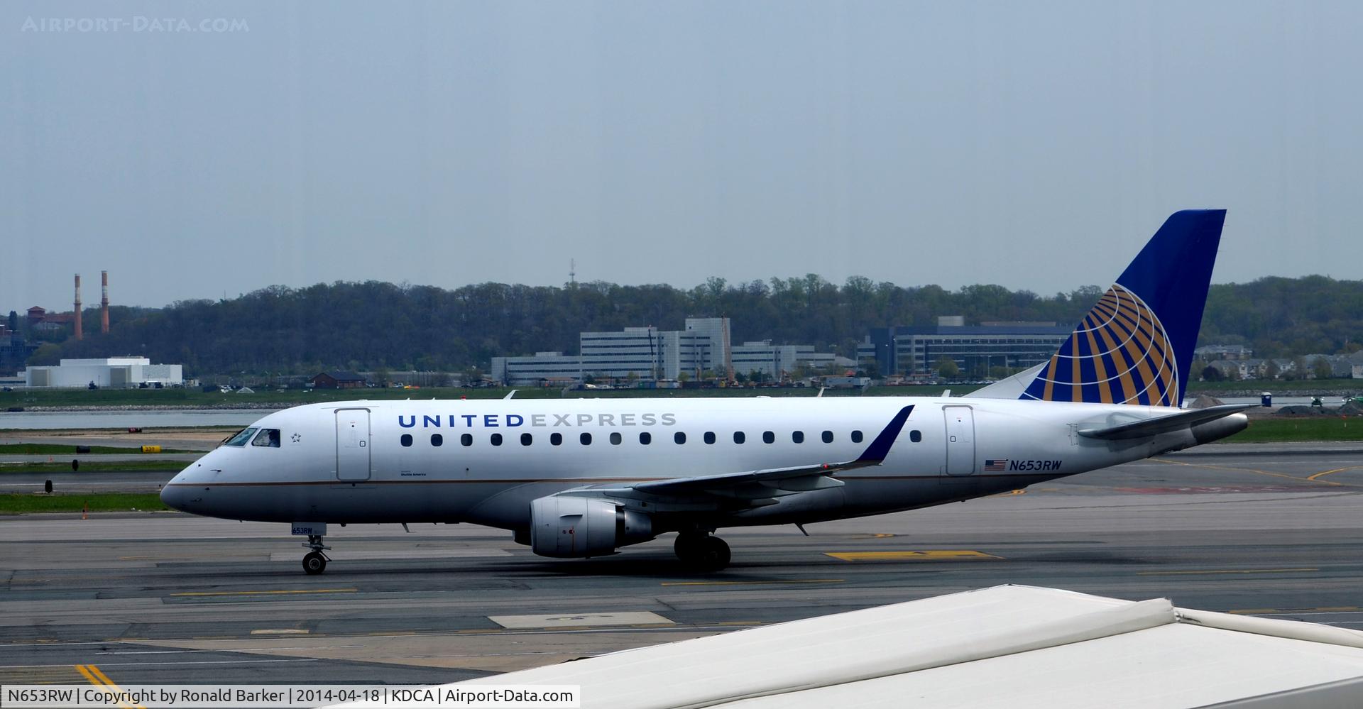 N653RW, 2005 Embraer 170SE (ERJ-170-100SE) C/N 17000076, Taxi for takeoff Reagan
