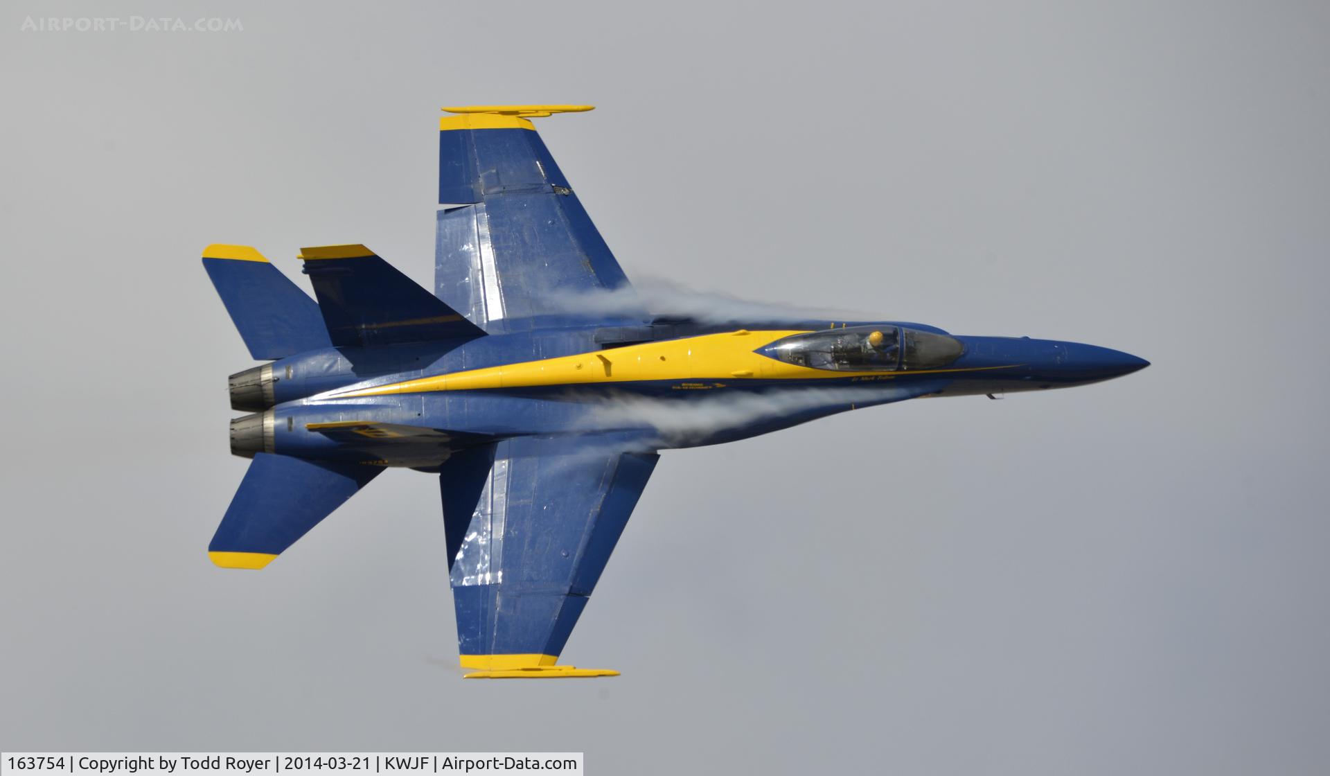 163754, 1989 McDonnell Douglas F/A-18C Hornet C/N 0829/C112, Performing at the Los Angeles County Airshow