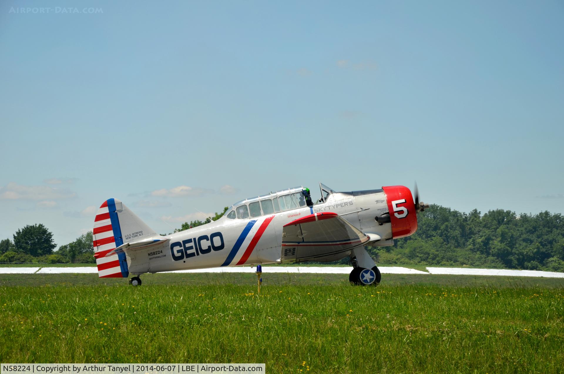 N58224, 1941 North American AT-6B Texan C/N 2553, Taxiing after landing @ the Westmoreland County Airshow