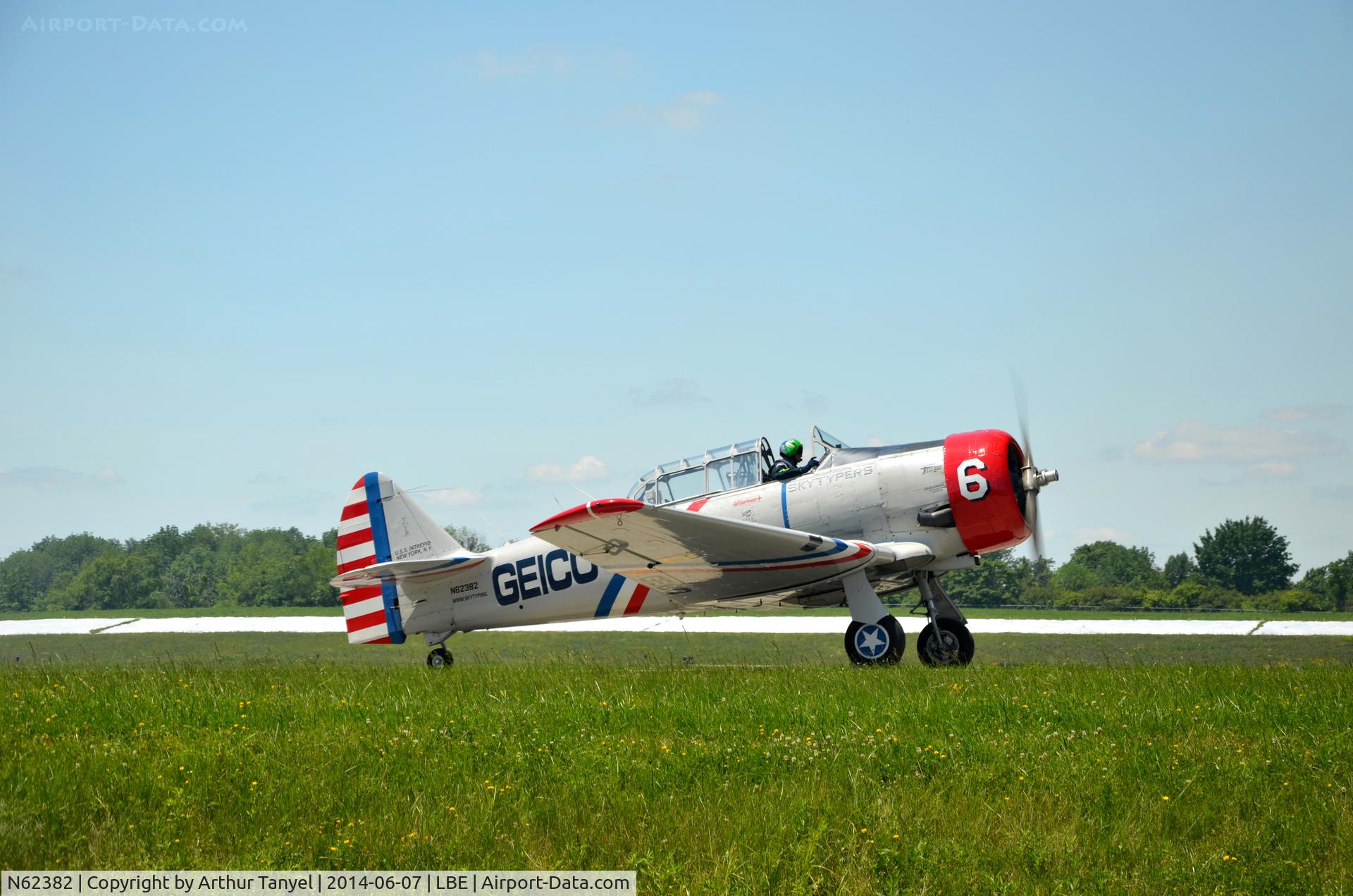 N62382, 1940 North American SNJ-2 Texan C/N 2039, Taxiing after landing @ the Westmoreland County Airshow