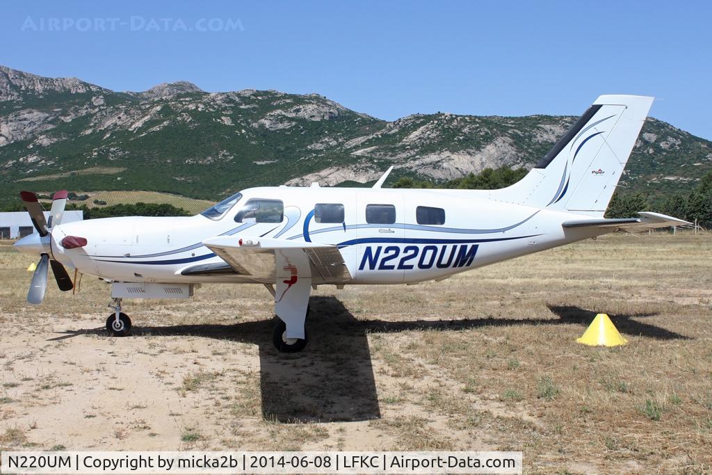 N220UM, 2004 Piper PA-46-500TP C/N 4697183, Parked