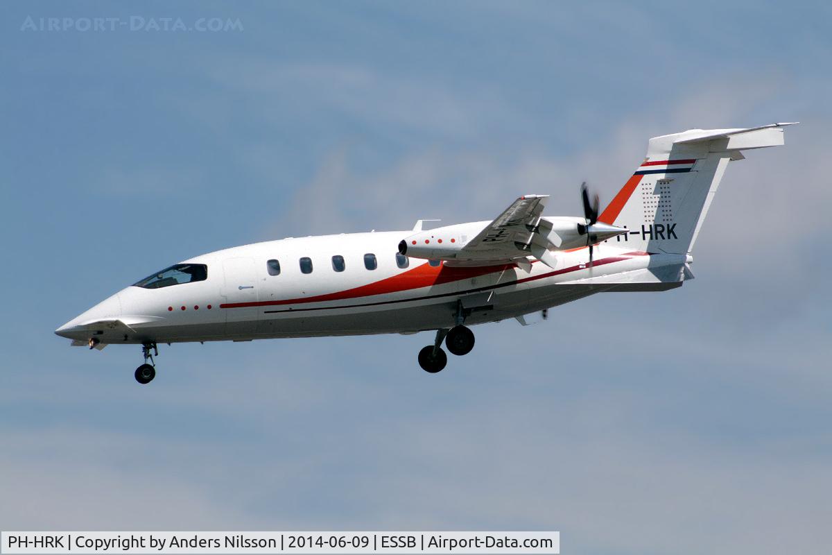 PH-HRK, 2006 Piaggio P-180 Avanti C/N 1120, On short final for runway 30.
