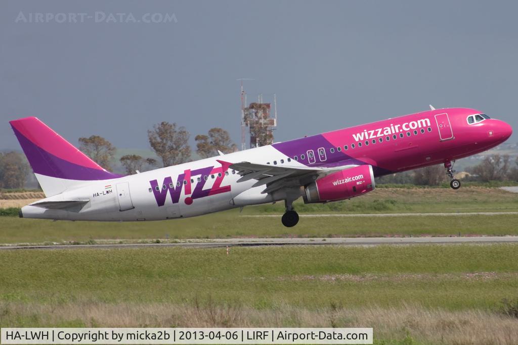 HA-LWH, 2011 Airbus A320-232 C/N 4621, Take off