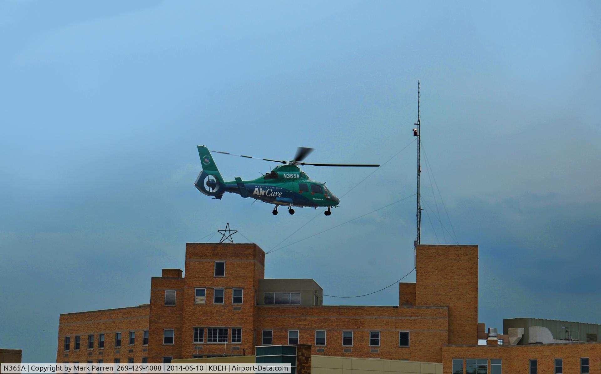 N365A, 1990 Aerospatiale AS-365N-2 Dauphin C/N 6379, AirCare leaving Lakeland Hospital SJ