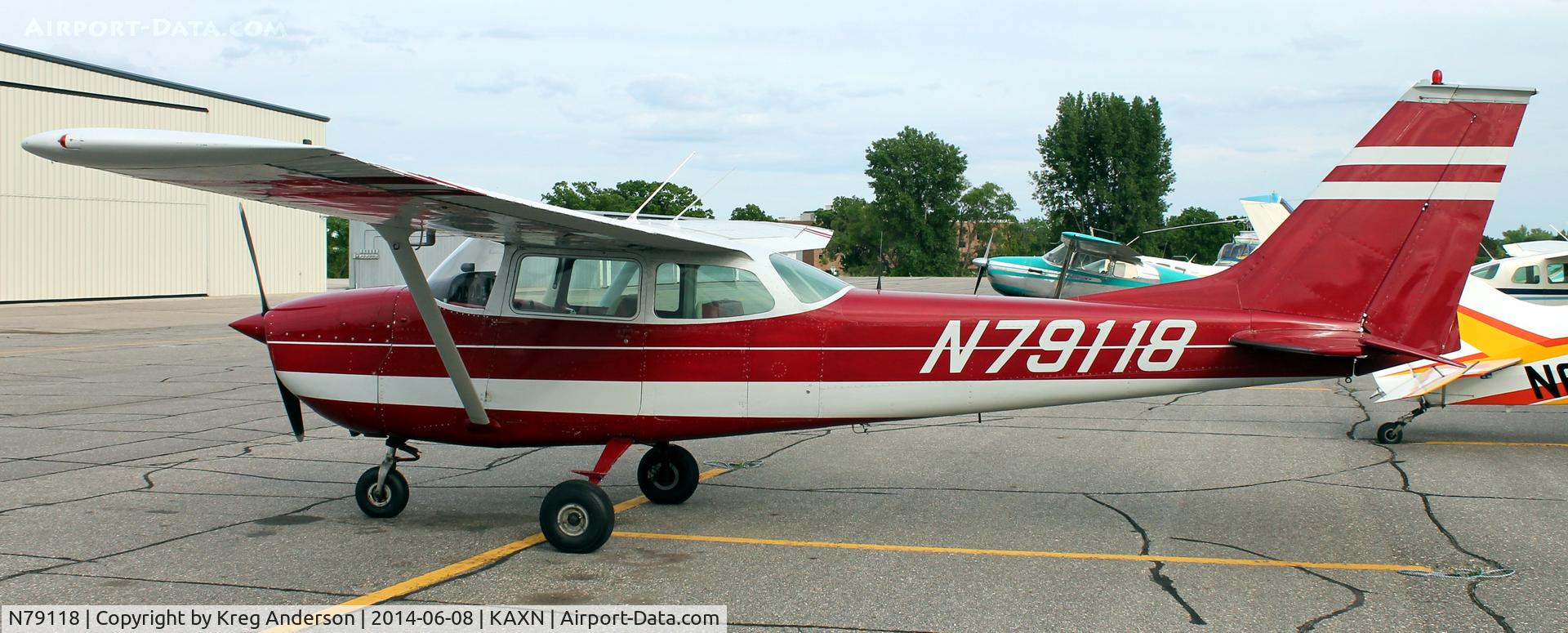 N79118, 1969 Cessna 172K Skyhawk C/N 17257893, Cessna 172K Skyhawk on the line.