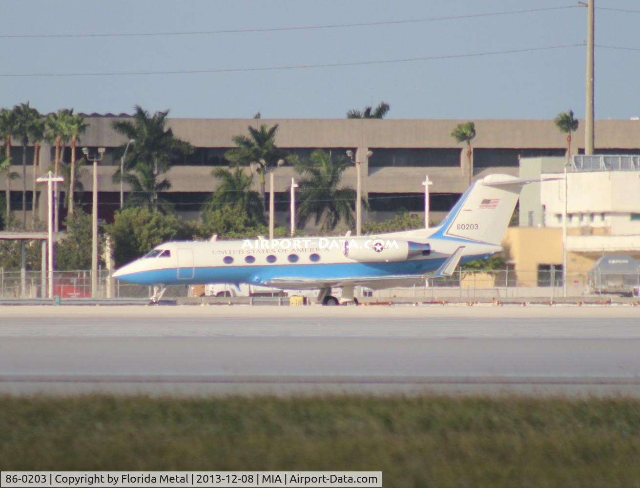 86-0203, 1986 Grumman C-20B Gulfstream III C/N 475, C-20 departing