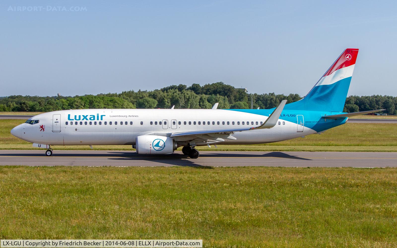 LX-LGU, 2012 Boeing 737-8C9 C/N 41047, taxying to the active