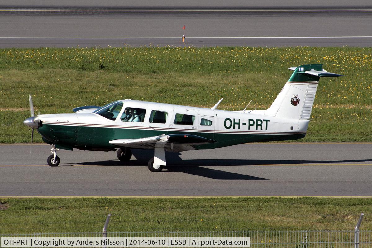OH-PRT, Piper PA 32 RT-300 Lance II C/N 32R-7885011, Taxiing in after landing.