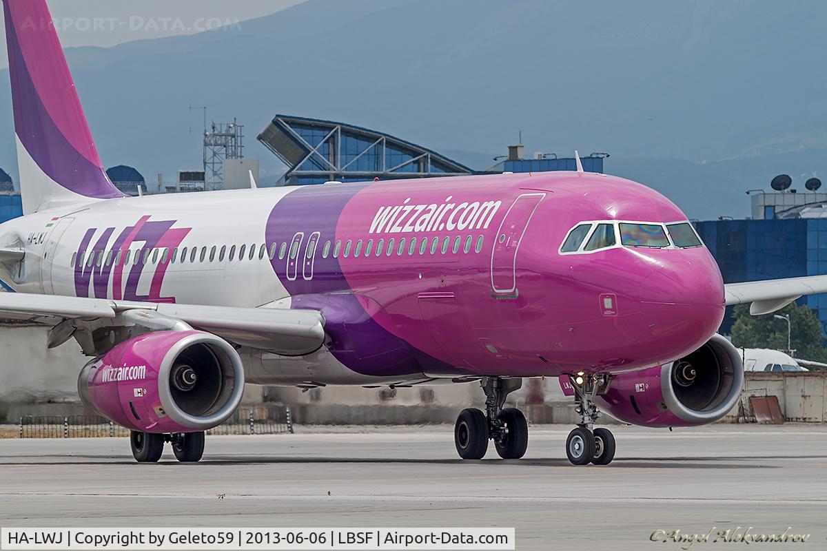 HA-LWJ, 2011 Airbus A320-232 C/N 4683, TWY J