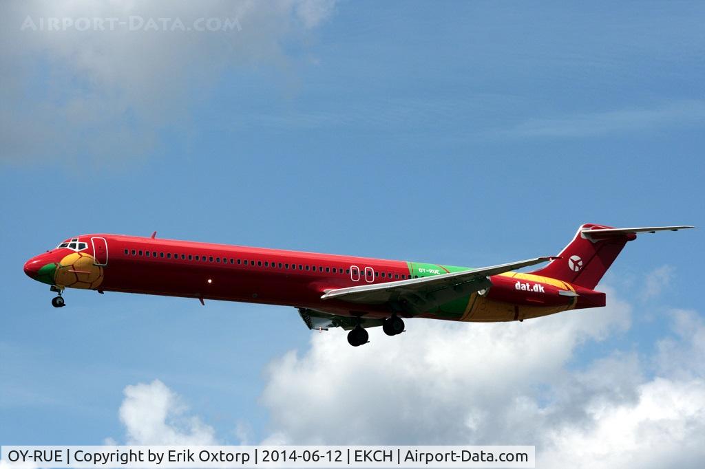 OY-RUE, 1990 McDonnell Douglas MD-83 (DC-9-83) C/N 49936, OY-RUE landing on rw 22L