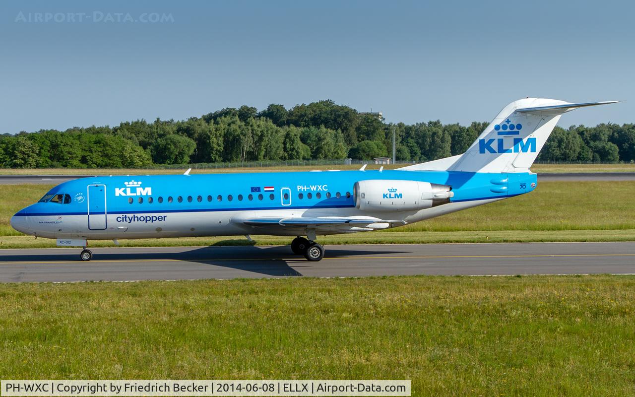 PH-WXC, 1996 Fokker 70 (F-28-0070) C/N 11574, taxying to the active