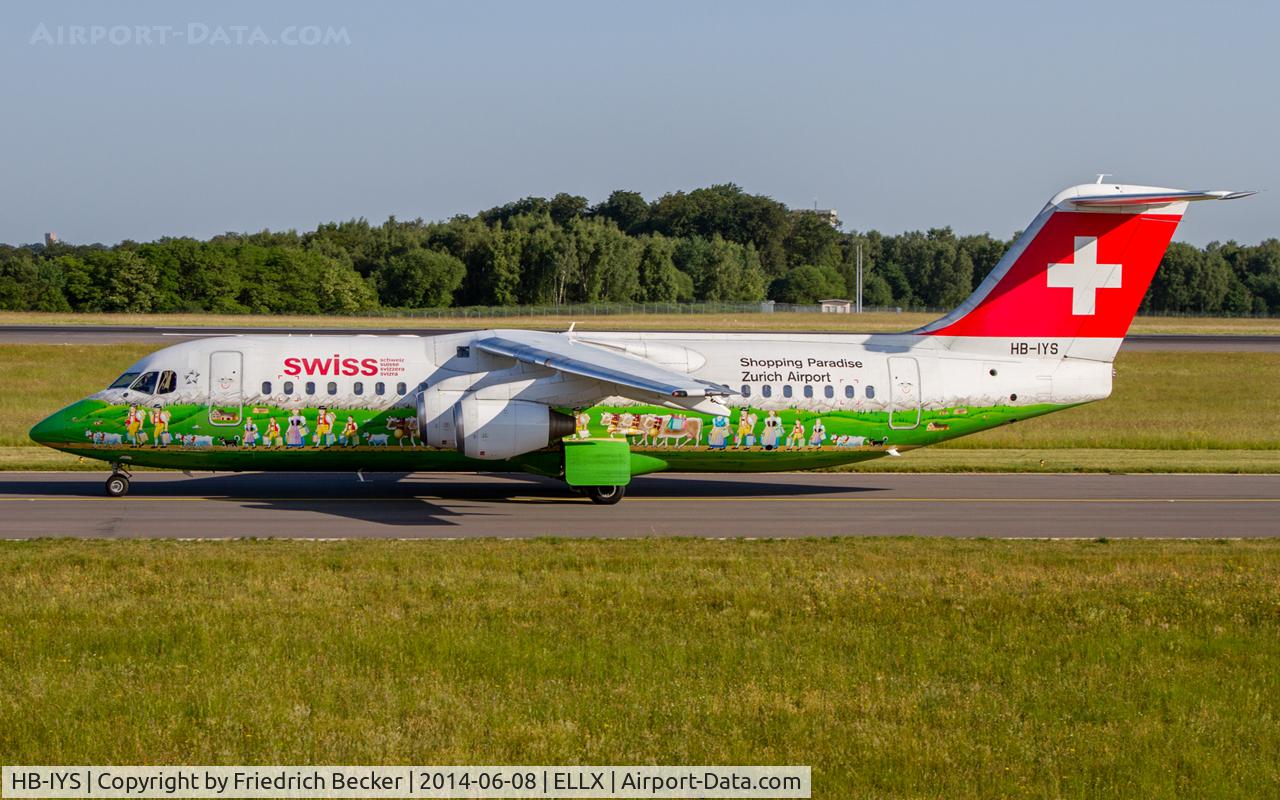 HB-IYS, 2001 British Aerospace Avro 146-RJ100 C/N E3381, taxying to the active