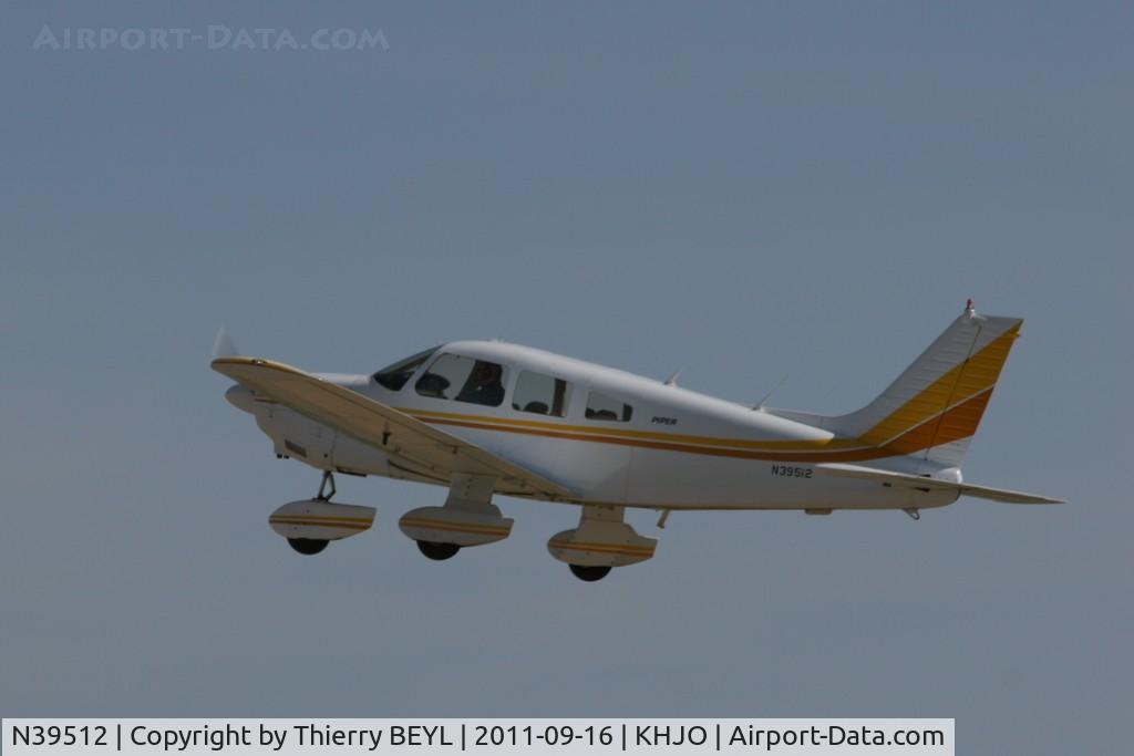 N39512, 1978 Piper PA-28-181 C/N 28-7890537, Take-off from Hanford Municipal Airport