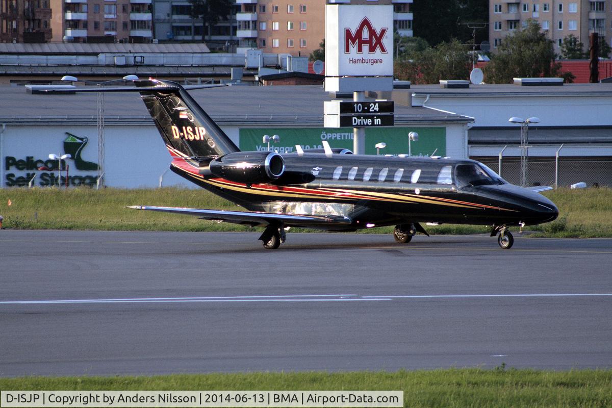 D-ISJP, 2001 Cessna 525A Citationjet CJ2 C/N 525A-0030, Lining up runway 30.