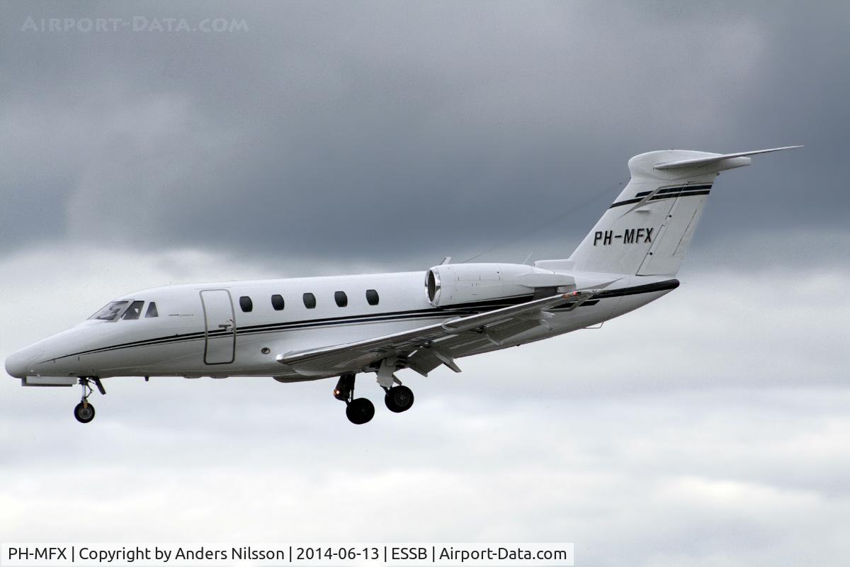 PH-MFX, 1994 Cessna 650 Citation VI C/N 650-0240, On short final for runway 30.