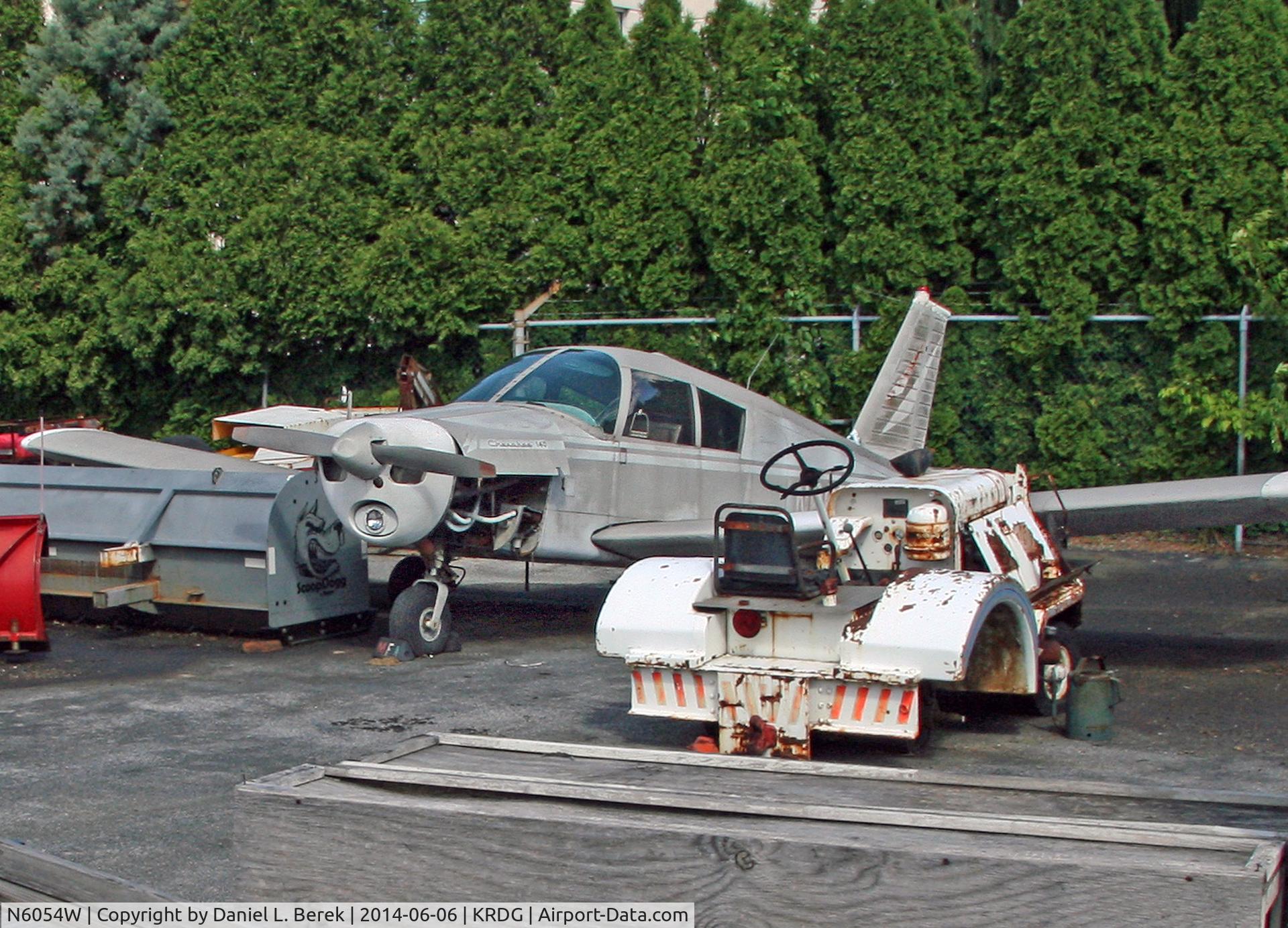 N6054W, 1964 Piper PA-28-140 C/N 28-20066, Forlorn - faded and decidedly static.