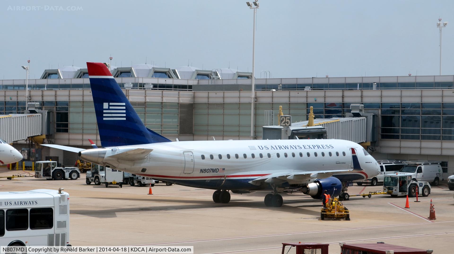 N807MD, 2004 Embraer 170SU (ERJ-170-100SU) C/N 17000020, Gate 25 Reagan
