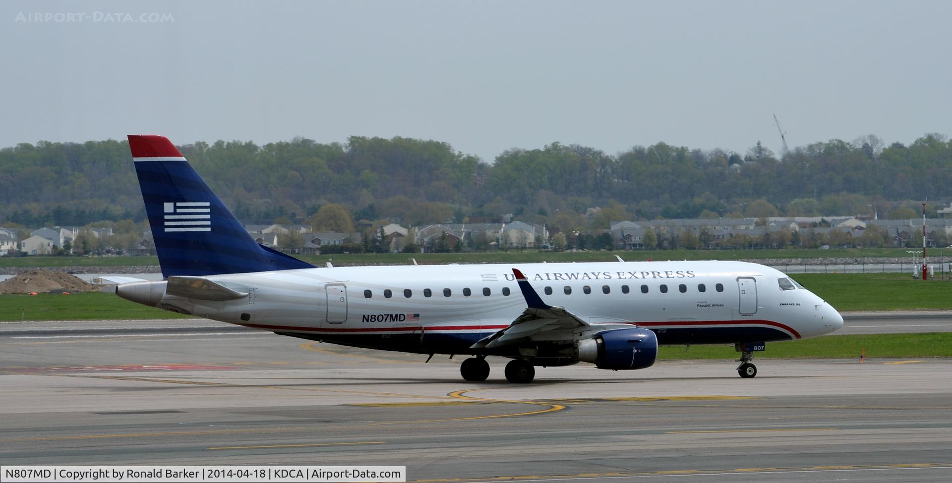 N807MD, 2004 Embraer 170SU (ERJ-170-100SU) C/N 17000020, Taxi for takeoff Reagan