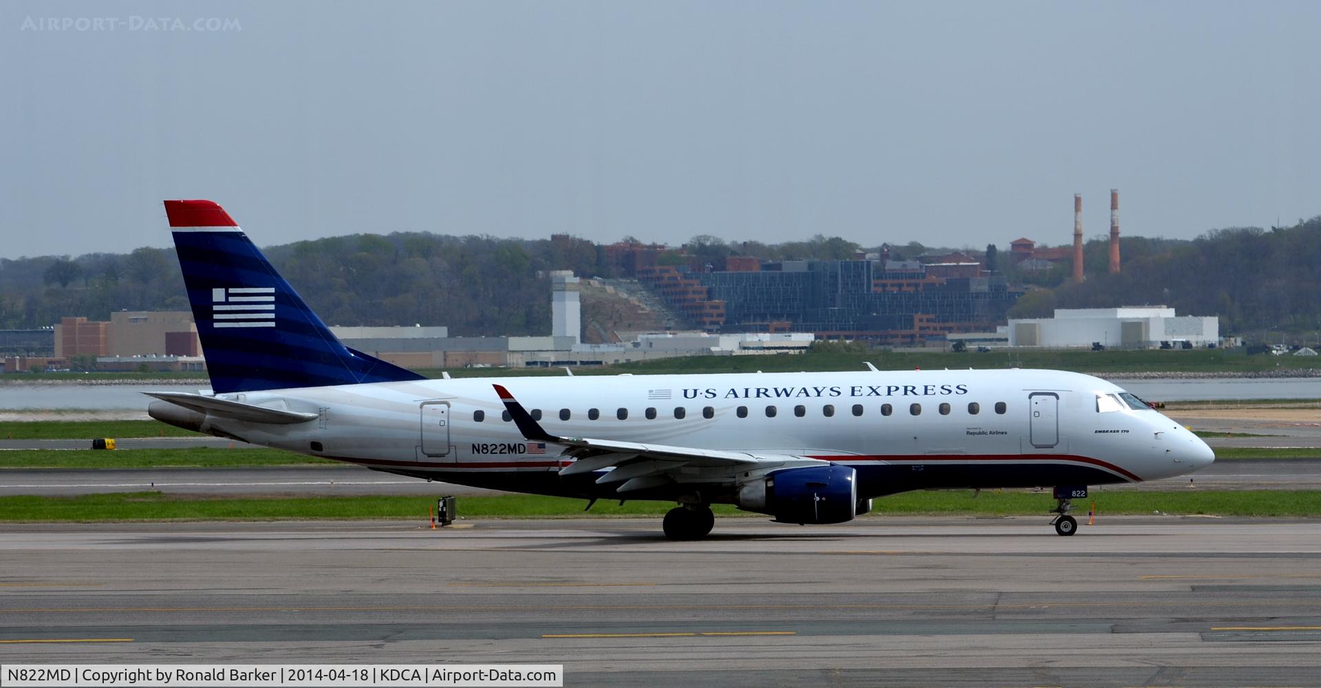 N822MD, 2004 Embraer 170SU (ERJ-170-100SU) C/N 17000043, Taxi Reagan