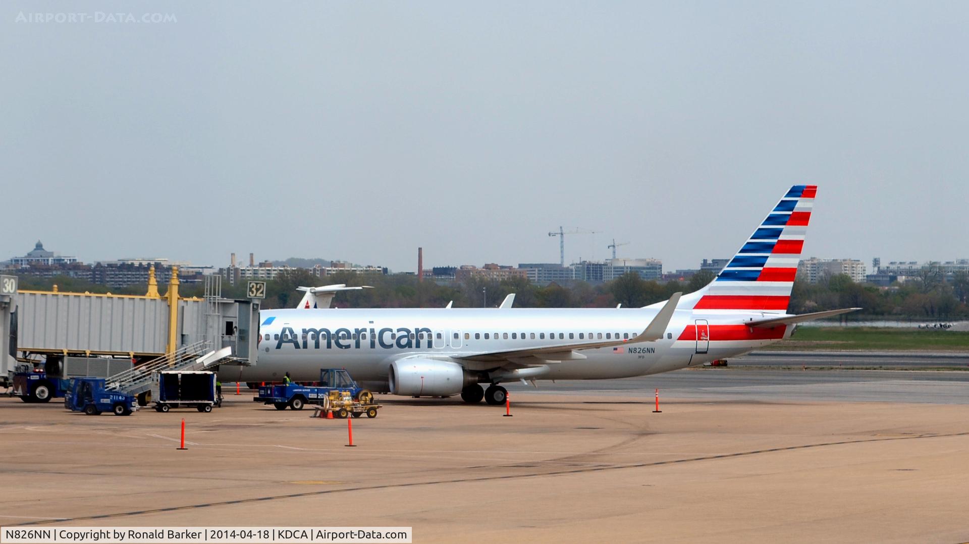 N826NN, 2010 Boeing 737-823 C/N 31089, At gate 32 Reagan
