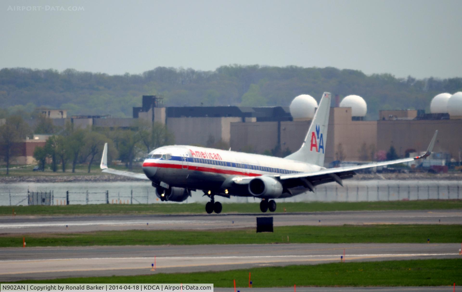 N902AN, 1999 Boeing 737-823 C/N 29504, Landing Reagan