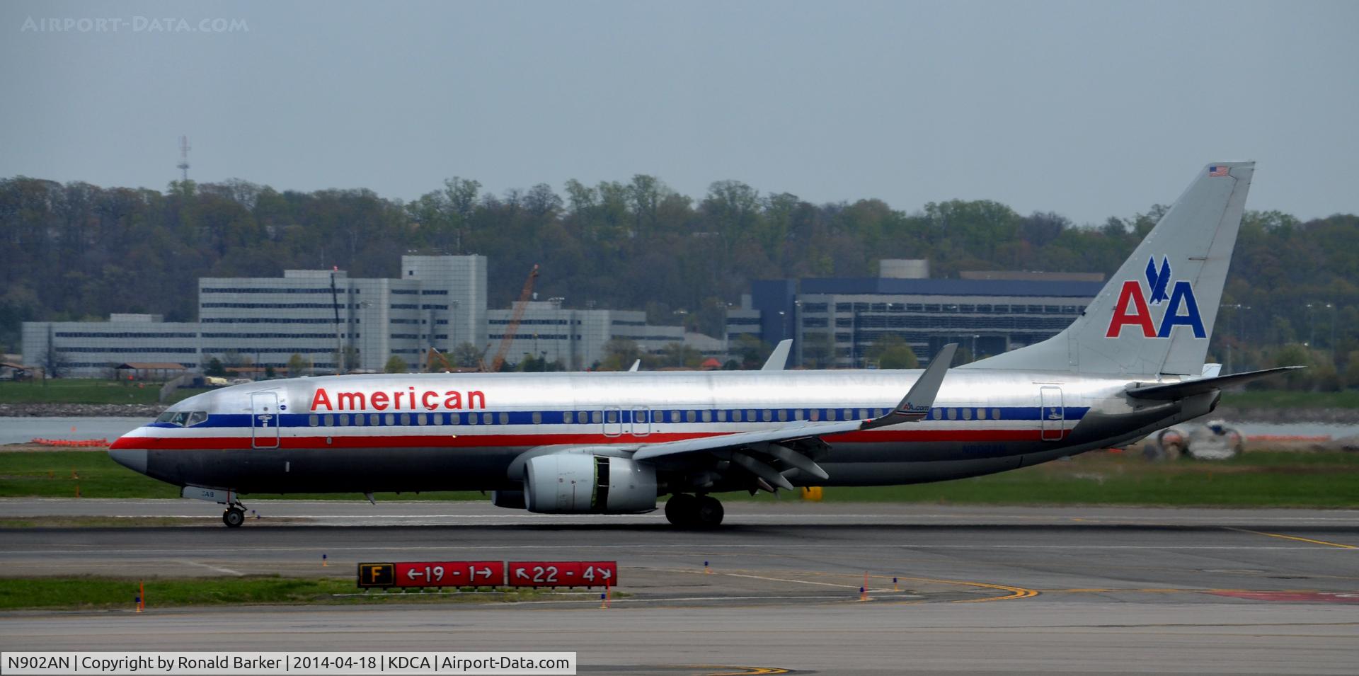 N902AN, 1999 Boeing 737-823 C/N 29504, Landing roll Reagan
