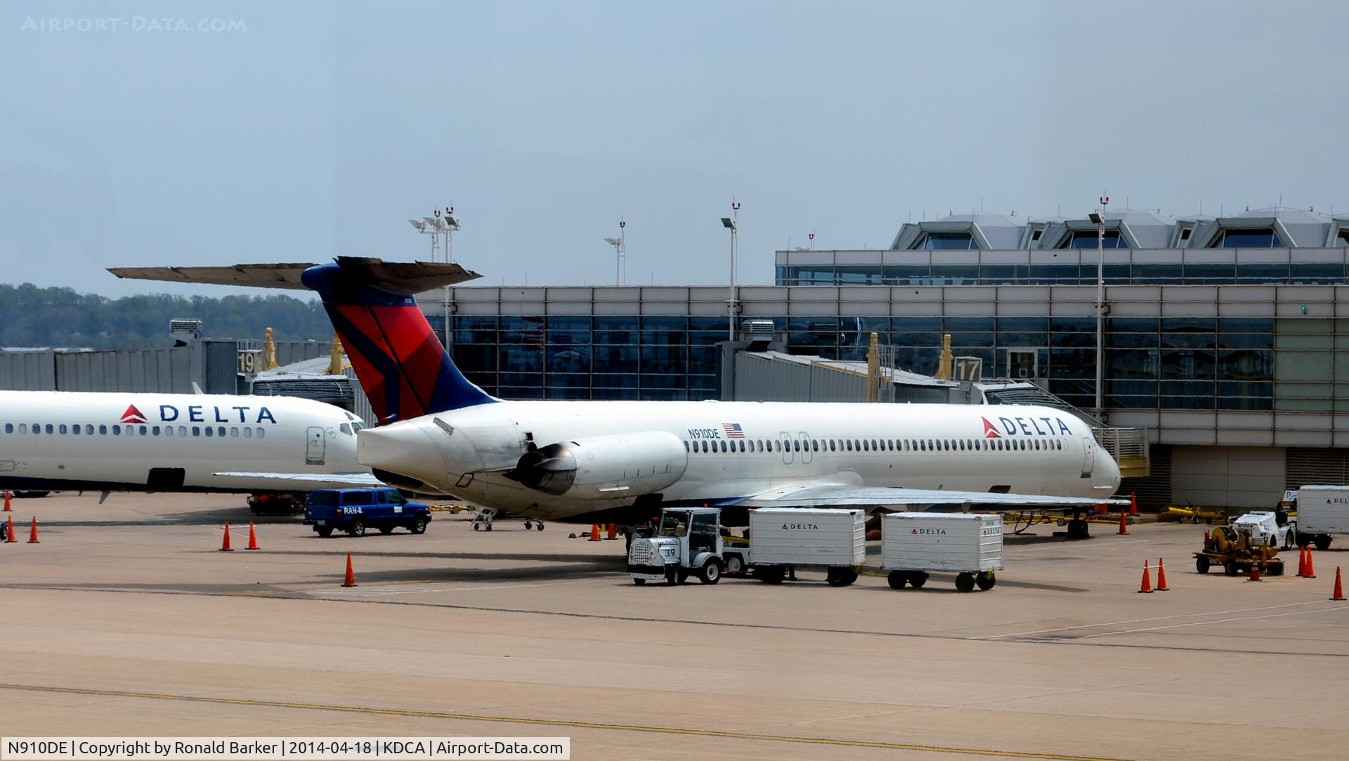 N910DE, 1992 McDonnell Douglas MD-88 C/N 53419, Gate 17 Reagan