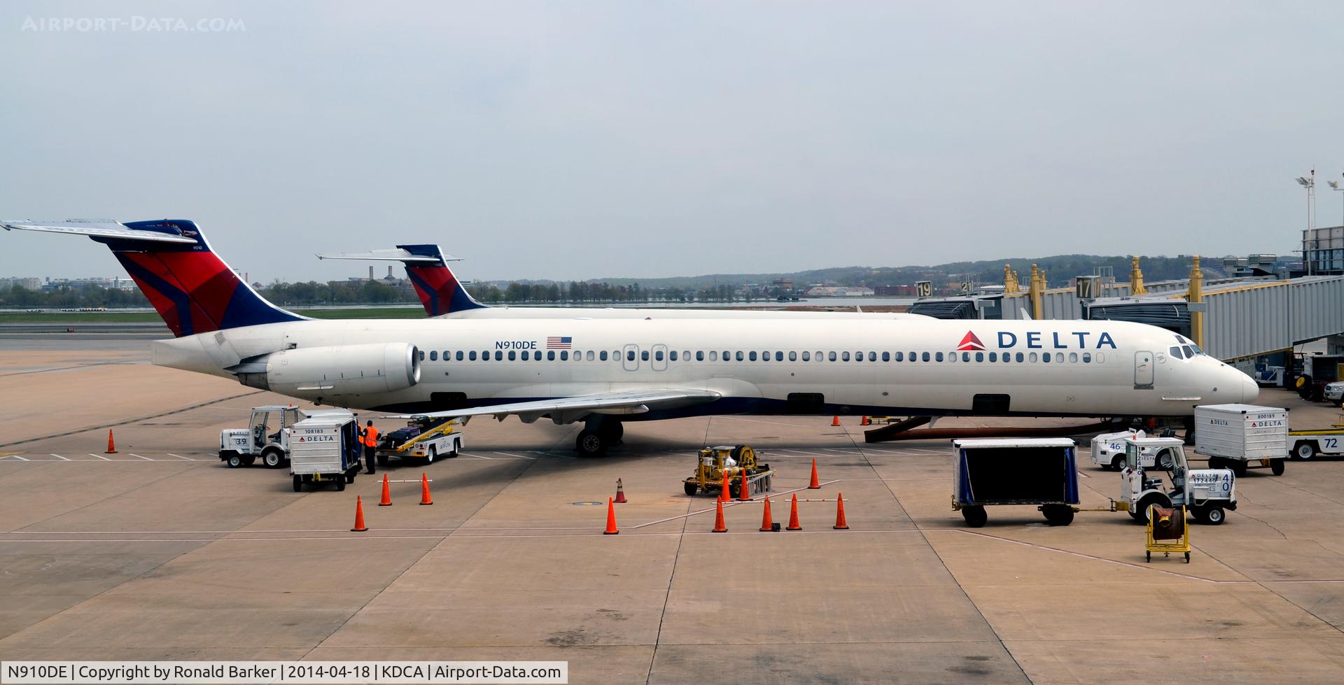 N910DE, 1992 McDonnell Douglas MD-88 C/N 53419, Gaate 17 Reagan