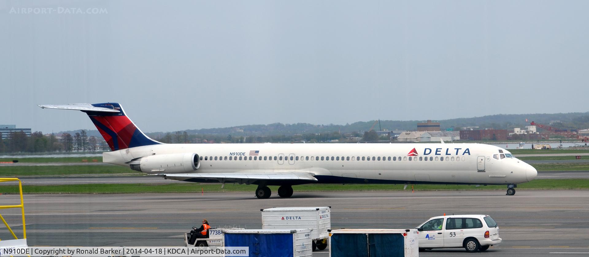 N910DE, 1992 McDonnell Douglas MD-88 C/N 53419, Taxi Reagan