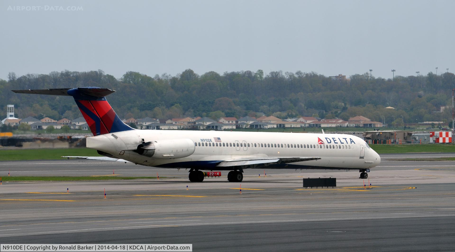 N910DE, 1992 McDonnell Douglas MD-88 C/N 53419, Taxi Reagan