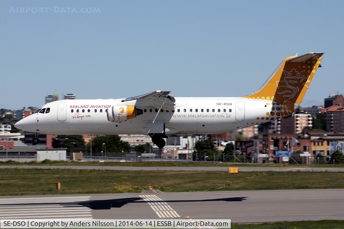 SE-DSO, 1992 British Aerospace Avro 146-RJ100A C/N E3221, On short final for runway 30 in gusty crosswind.