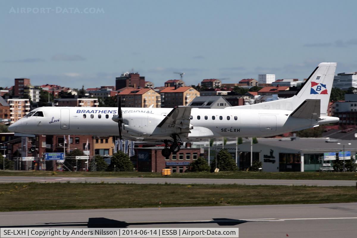 SE-LXH, 1993 Saab 2000 C/N 2000-007, On short final for runway 30 in gusty crosswind. Named Love, a swedish male name.