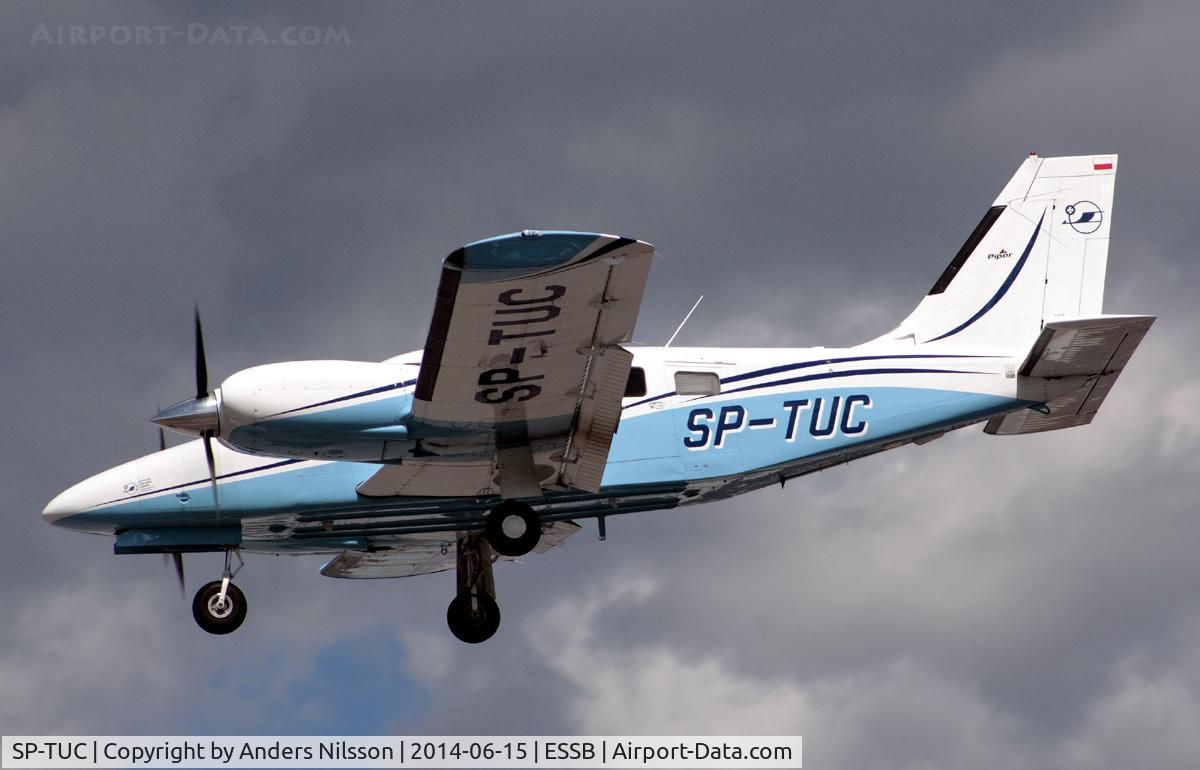 SP-TUC, Piper PA-34-220T Seneca V C/N 34-49414, On short final for runway 30.