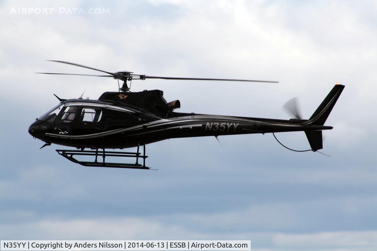 N35YY, Aerospatiale AS-350B-2 Ecureuil C/N 4673, On short final for runway 30.