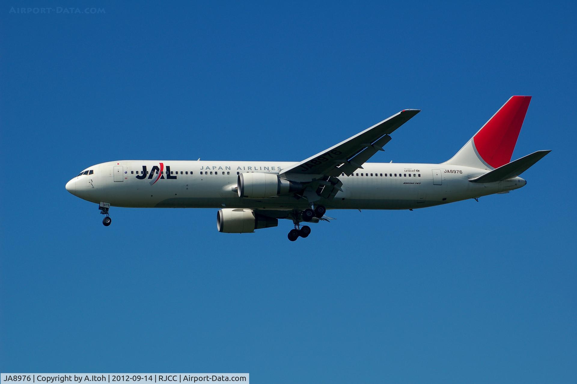 JA8976, Boeing 767-346 C/N 27659, App Rwy 19L