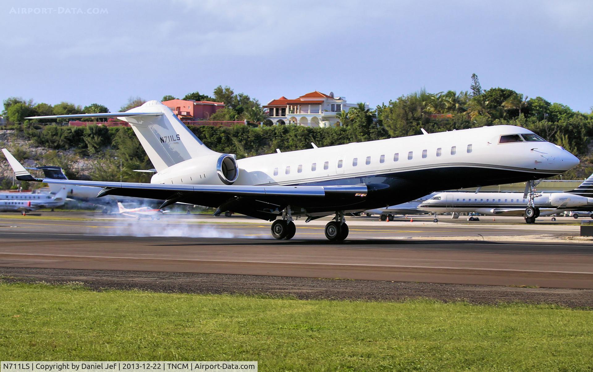 N711LS, 2012 Bombardier BD-700-1A10 Global 6000 C/N 9476, N711LS