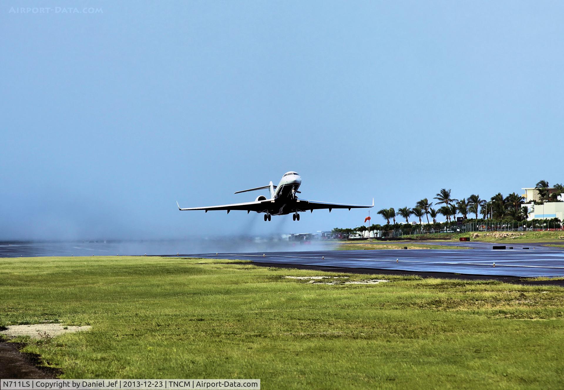 N711LS, 2012 Bombardier BD-700-1A10 Global 6000 C/N 9476, N711LS