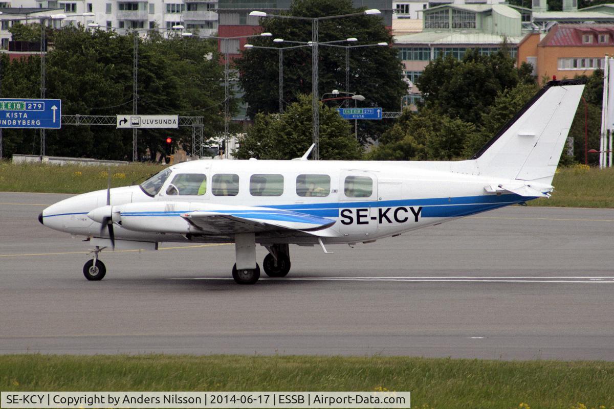 SE-KCY, 1977 Piper PA-31-350 Chieftain C/N 31-7752061, Lining up runway 30.