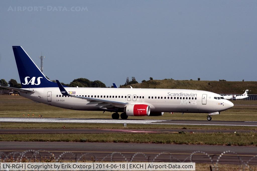 LN-RGH, 2013 Boeing 737-86N C/N 41266, LN-RGH departing on rw 22R