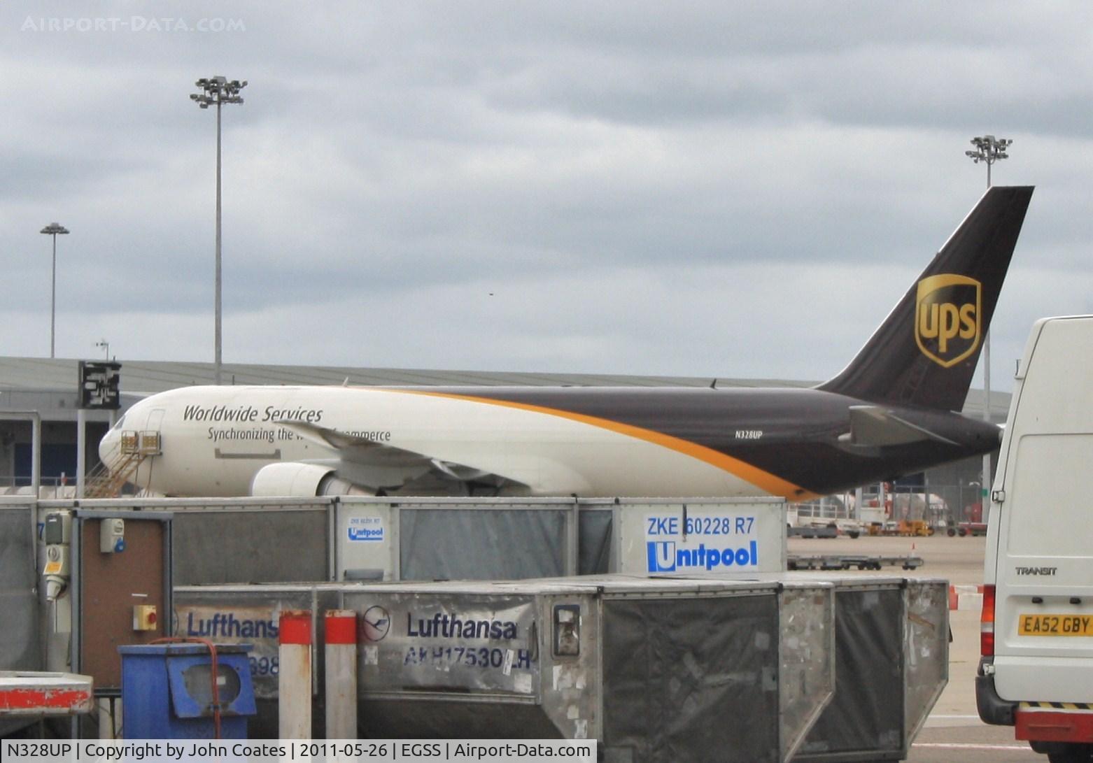 N328UP, 1998 Boeing 767-34AF C/N 27754, Cargo apron