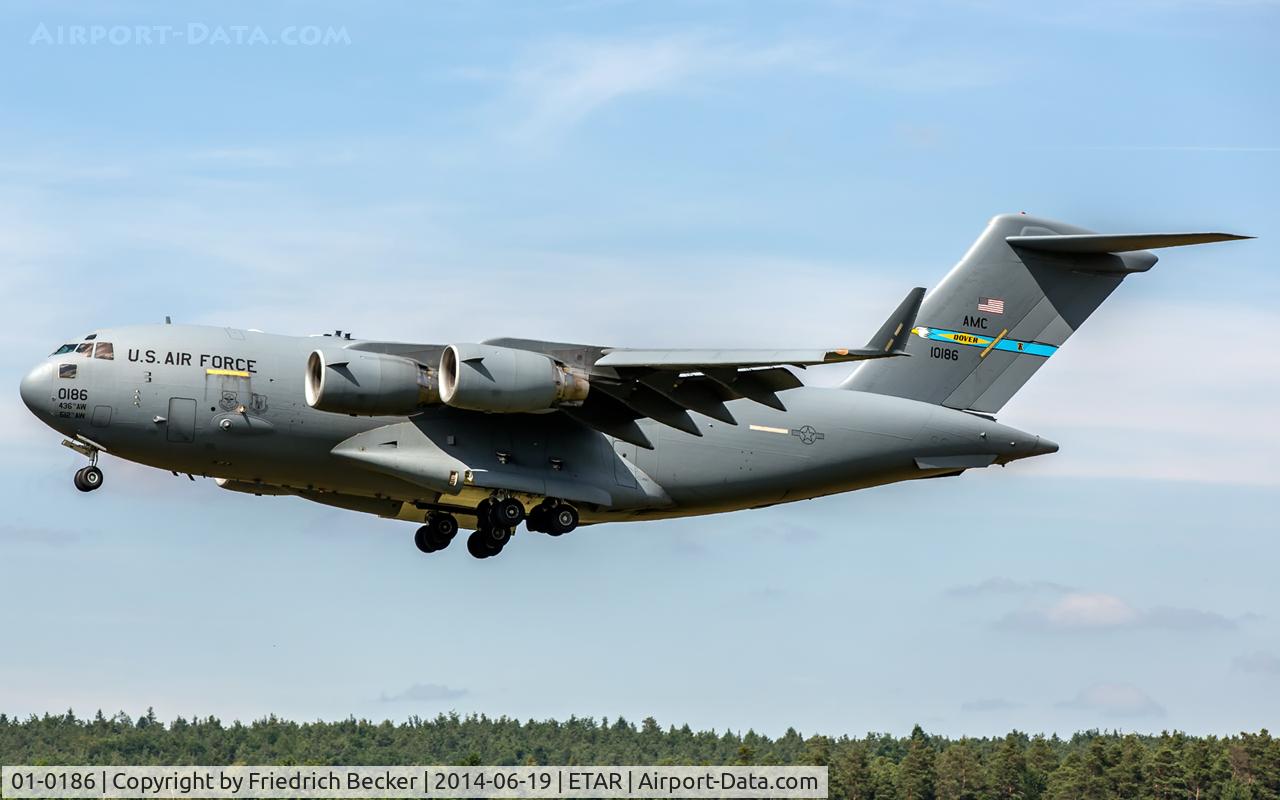 01-0186, 2001 Boeing C-17A Globemaster III C/N P-86, on final RW26