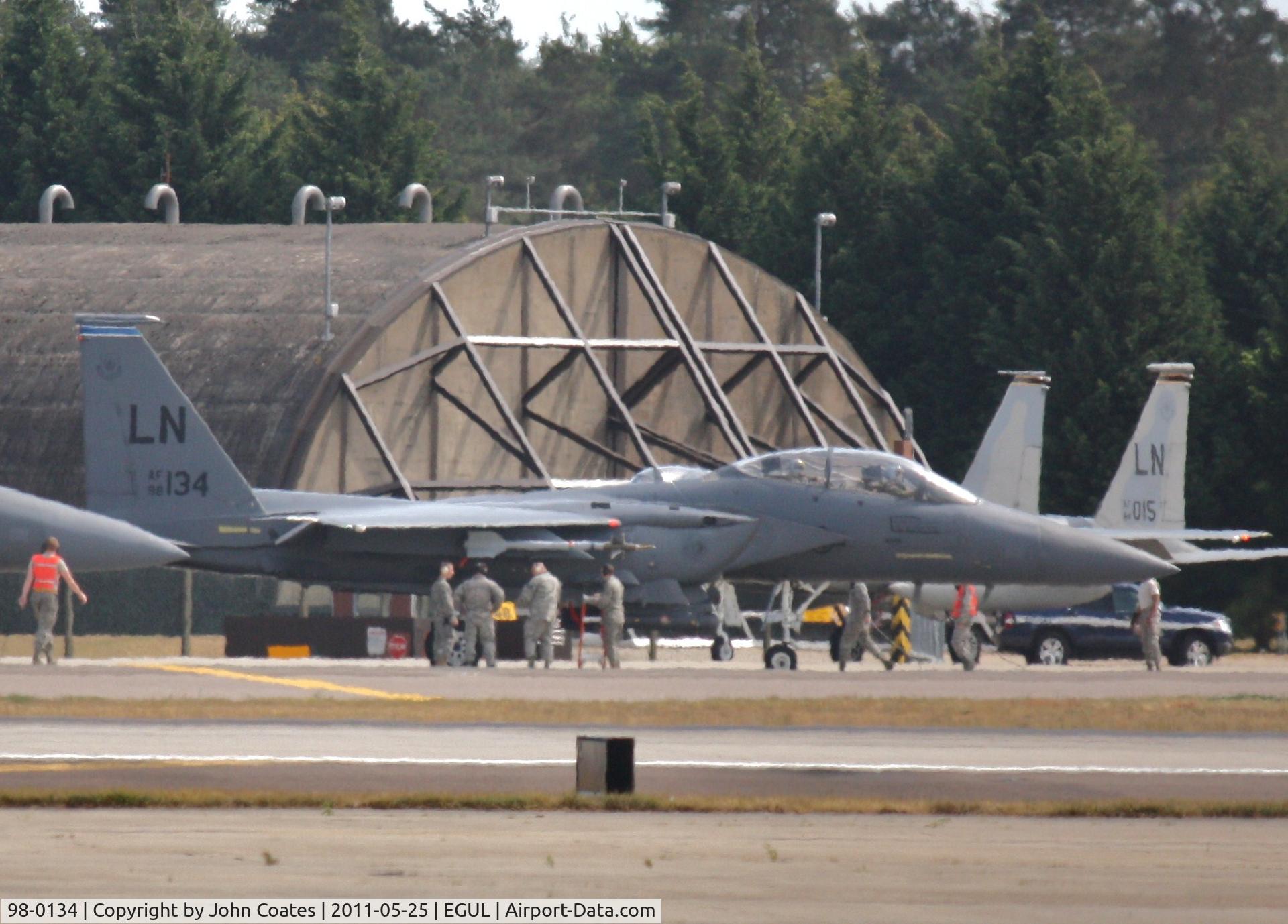 98-0134, 1998 McDonnell Douglas F-15E Strike Eagle C/N 1364/E225, Receiving attention