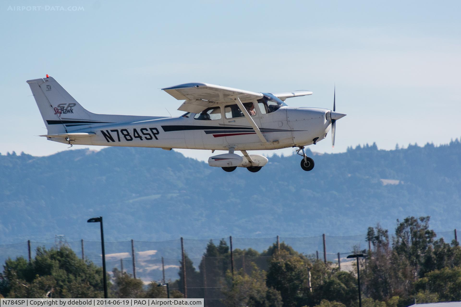 N784SP, 2001 Cessna 172S C/N 172S8711, N784SP Landing at Palo Alto Airport