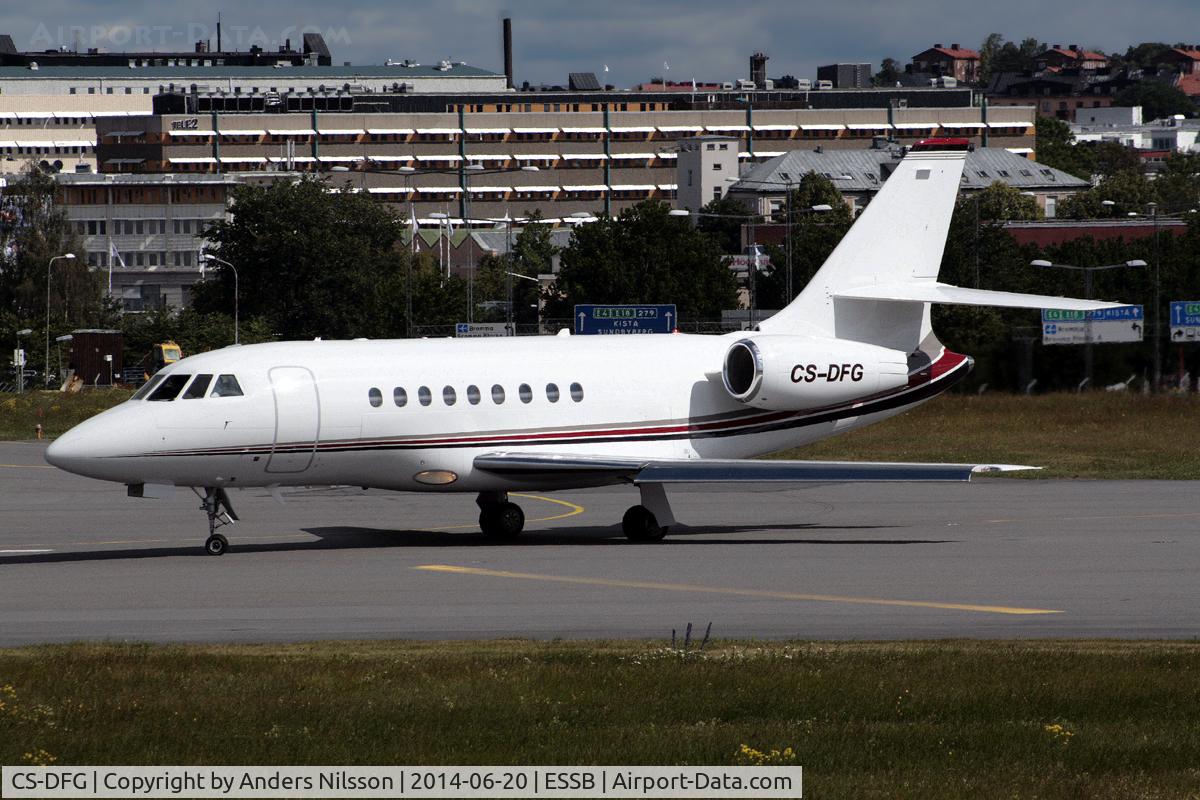 CS-DFG, 2004 Dassault Falcon 2000EX C/N 44, Lining up runway 30.