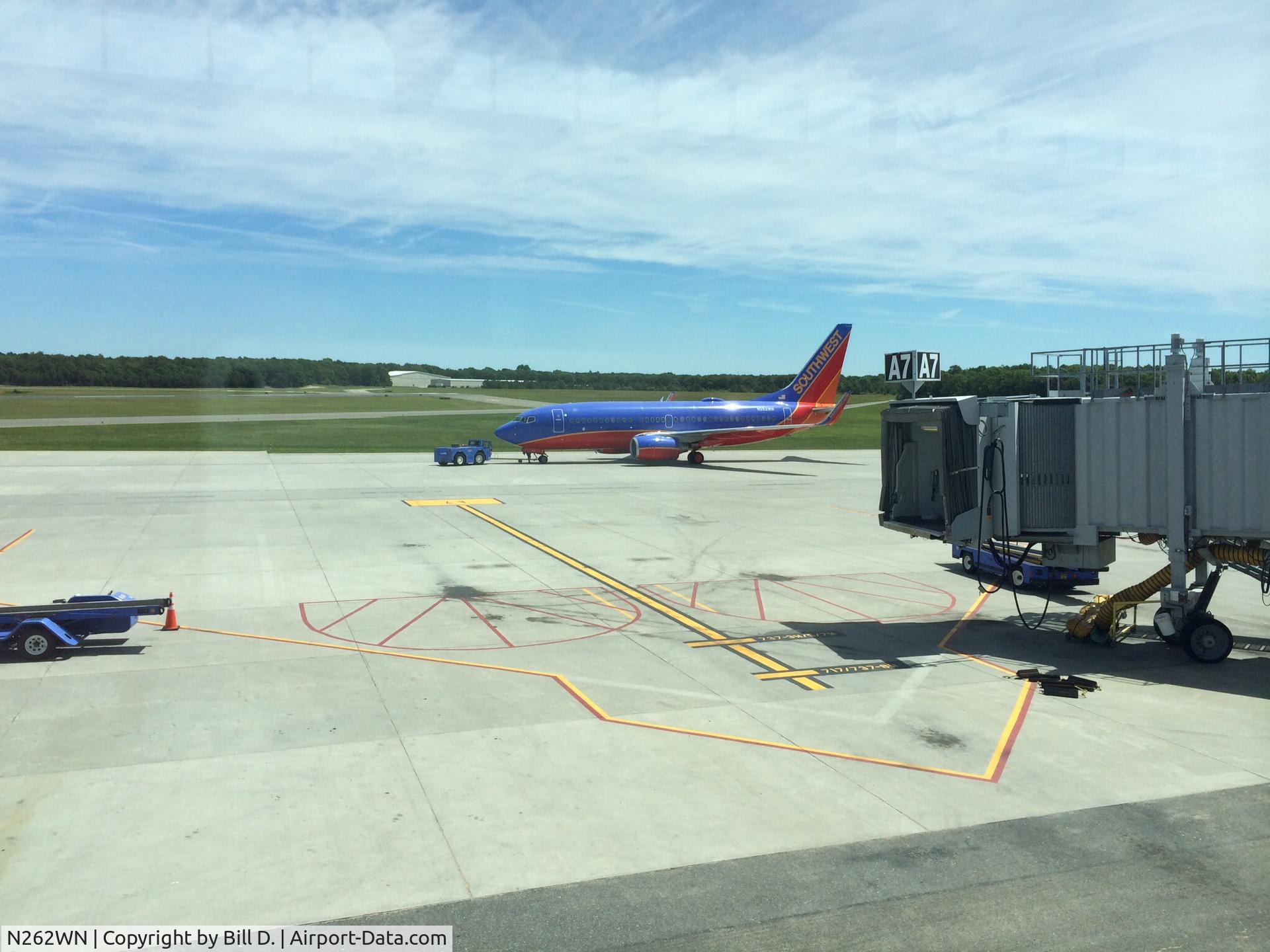 N262WN, 2006 Boeing 737-7H4 C/N 32519, Leaving ISP