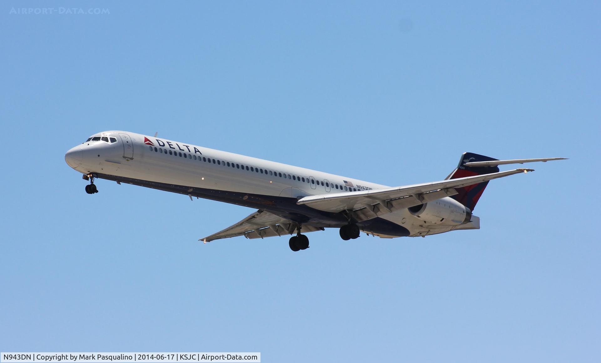 N943DN, 1997 McDonnell Douglas MD-90-30 C/N 53557, MD-90-30