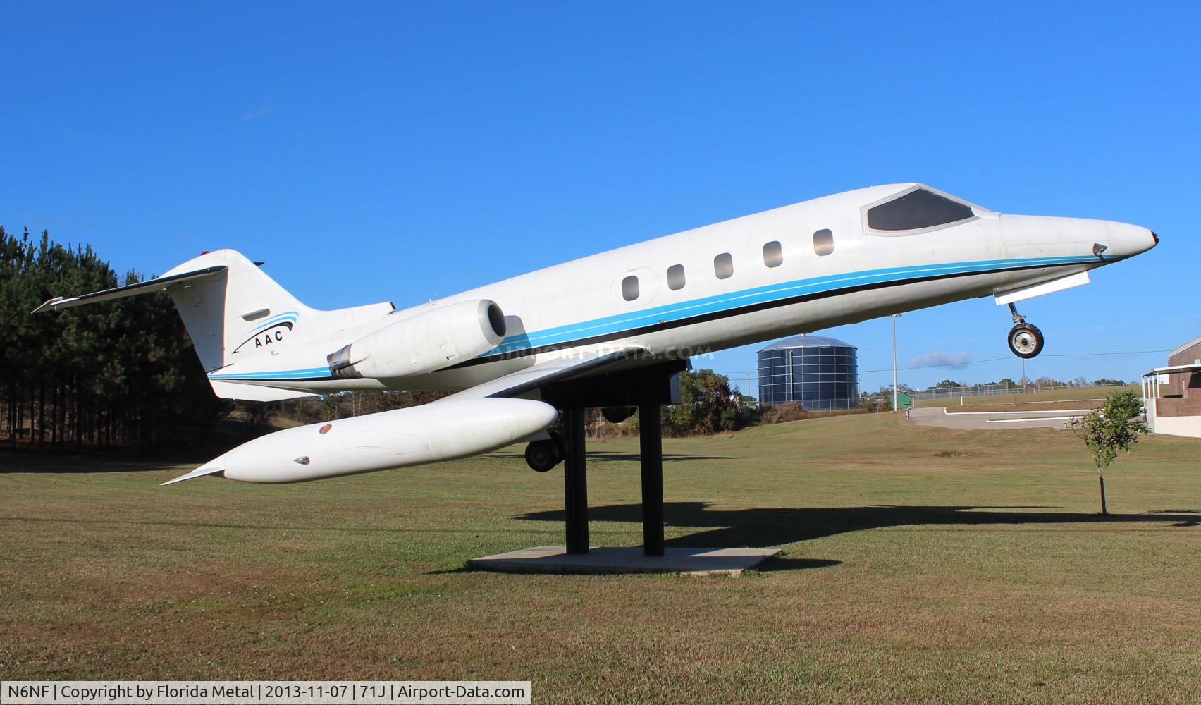 N6NF, 1969 Learjet 25 C/N 25-021, Lear 25 on a post