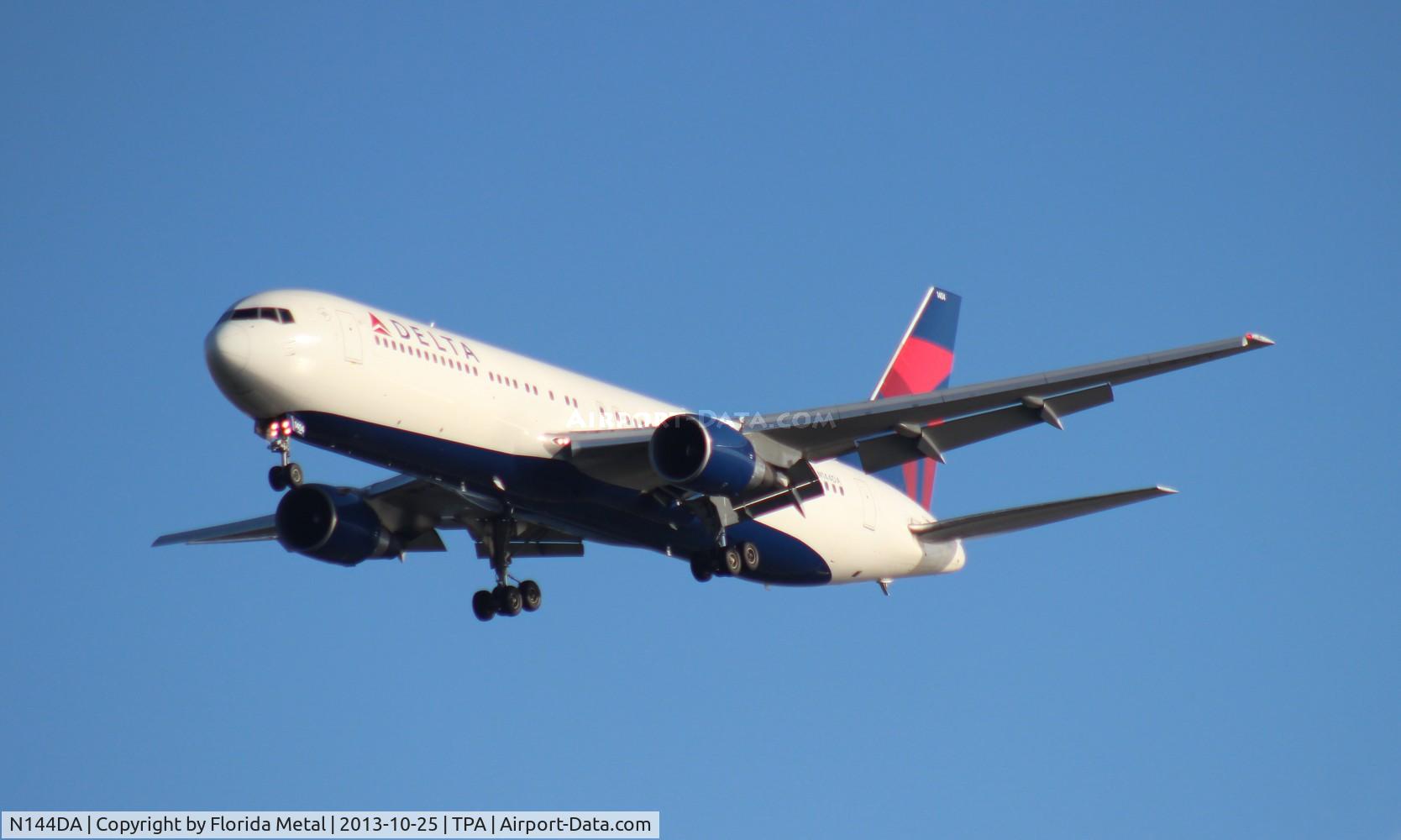 N144DA, 1999 Boeing 767-332 C/N 27584, Delta 767-300