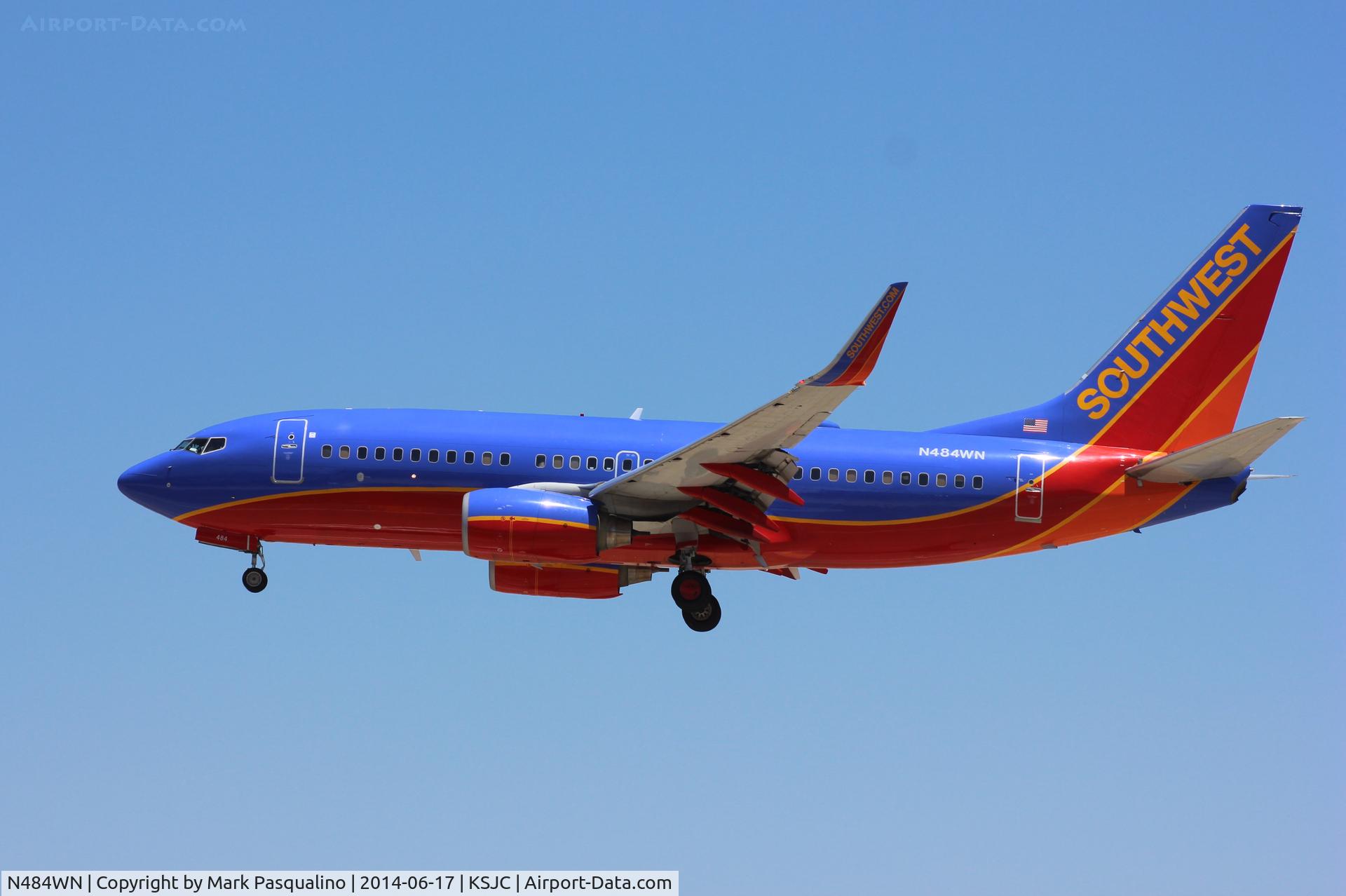 N484WN, 2004 Boeing 737-7H4 C/N 33841, Boeing 737-700